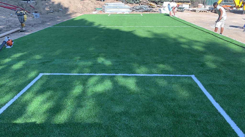imagen del proceso de instalacion de cesped artificial para campos de fútbol