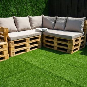 Césped artificial y palets  con sofás chill out