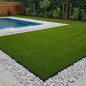 Trabajo de jardín con cesped artificial y grava volcánica clara
