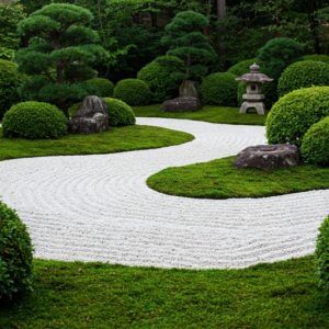 Trabajo de jardín con cesped artificial y grava con estilo japonés
