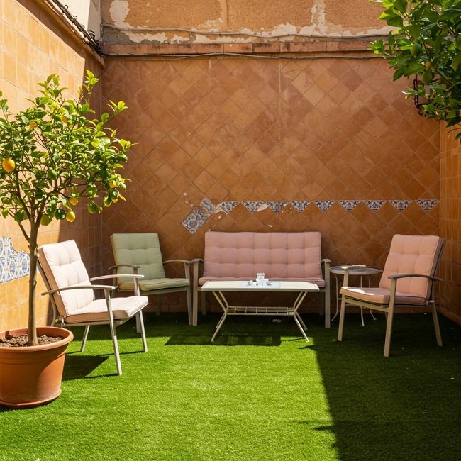 Patio en Alcorcón con césped artificial instalado por Elefeme
