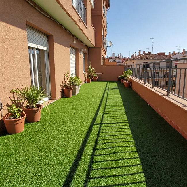 Terraza con césped artificial en Alcobendas instalado por Elefeme